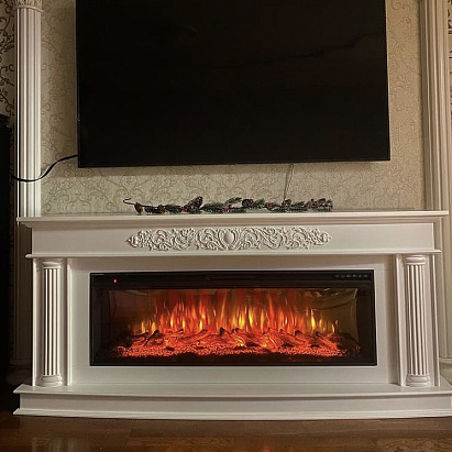 Линейный электрокамин в цвете белый дуб под ТВ