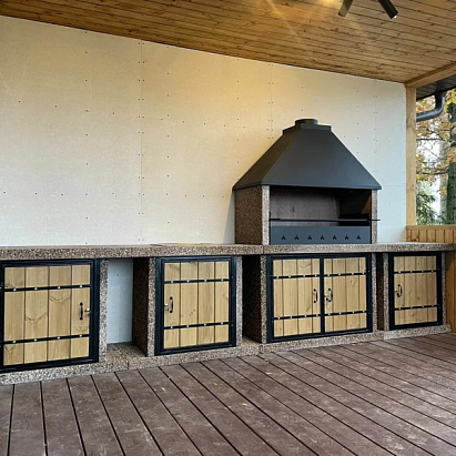 КП Заповедник. Кухня барбекю в цвете московский гравий