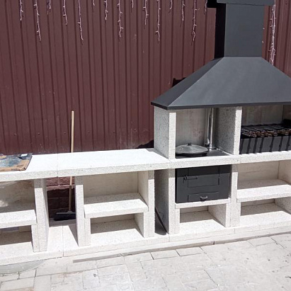 Зона барбекю в белом цвете. КП Алые Паруса